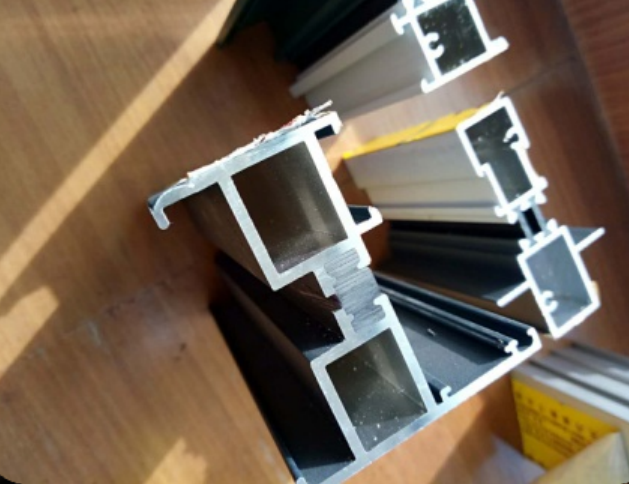 Profilo in alluminio per porte e finestre